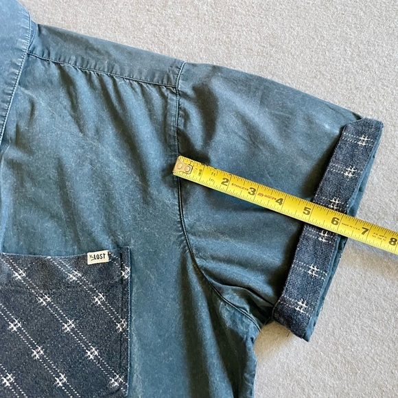 Lost Men’s Casual Button-Up Shirt Blue Cotton Size Large Pocket Hemmed Sleeves - Picture 4 of 5